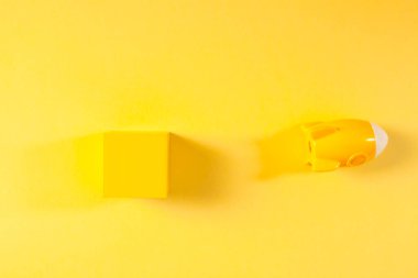 Sarı arkaplandaki sarı tuvalet kağıdının üst görünümü kopya alanı ile