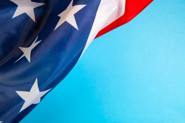 Mavi arka planda Amerikan bayrağı ve metin için kopyalama alanı. Üst görünüm.