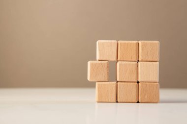 Hafif arkaplanda tahta bloklar