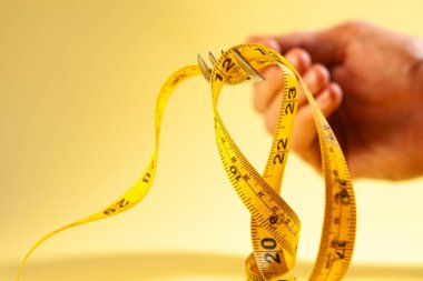 Sarı arka planda kalp şeklinde şerit ölçmek