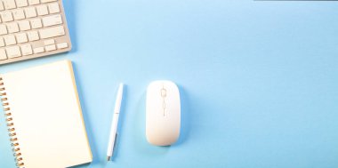 Klavyesi ve faresi olan işyerinin üst görünümü.