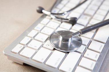 Dizüstü bilgisayarda steteskop. Tıbbi ekipman. Seçici odak.