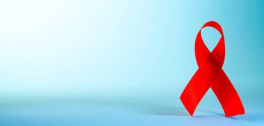 Beyaz arka planda kırmızı kurdele, HIV, AIDS ve sağlık hizmetlerinin sembolü..