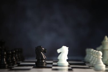 Satranç tahtası ile satranç oyunu