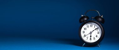 Mavi arkaplanda alarm saati