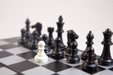 Satranç tahtasındaki satranç taşları beyaz bir arkaplanda izole edilmiş..