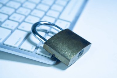 Bilgisayar klavyesinde asma kilit. İnternet güvenliği kavramı. Mavi ton.