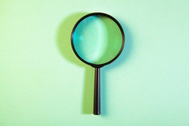 Mavi zemin üzerinde cam top, minimalizm