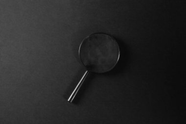 Siyah arkaplanda büyüteç görüntüsü, panoramik çekim