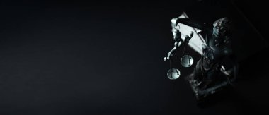 Adalet heykeli ve adalet terazisi siyah arka planda..