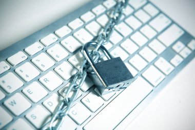 Bir klavyede kilit ve zincir. İnternet güvenliği kavramı. Ayarlanmış.
