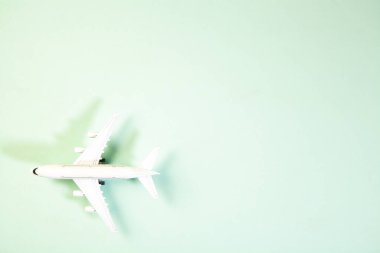 Fotokopi alanı olan mavi arka planda bir uçak modeli. Seyahat kavramı