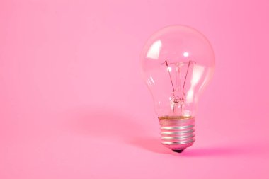 yaratıcı fikir kavramı. Pembe arkaplanı olan ampul.