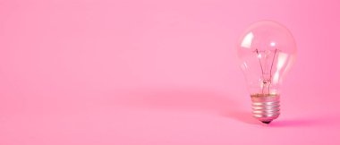 Beyaz arkaplanı olan pembe elektrik ampulü.