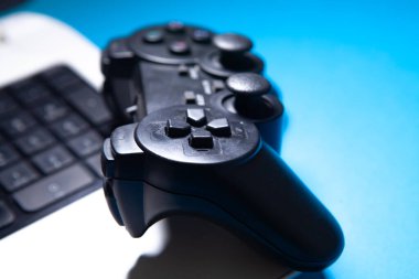 Mavi arkaplanda oyun alanı ve klavye, yakın plan.