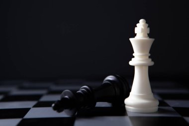 Satranç masası iş fikirleri, rekabet ve strateji fikirleri kavramı