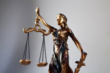 Adalet terazisi olan bir adalet heykeli mahkeme salonunda ya da emniyet teşkilatında