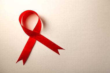 Kırmızı kurdele arka planda, üst tarafta. Dünya AIDS Günü konsepti