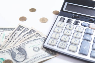 hesaplayıcı ve para beyaz arkaplan, iş ve finans kavramı