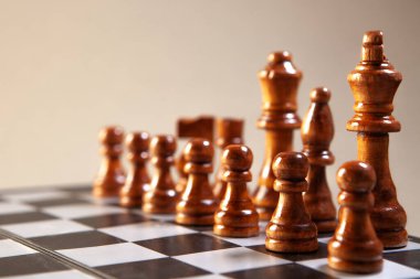 Satranç tahtasındaki satranç taşları, yakın plan, seçici odaklanma