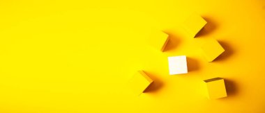 Turuncu arkaplanda boş kartvizit, kopyalama alanı