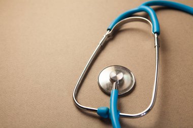 Beyaz bir tablo stetoskop.