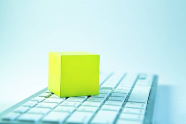 Beyaz arka planda sarı küp. İş ve teknoloji kavramı. Boşluğu kopyala,