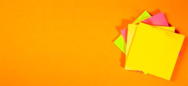 Masaya sarı kağıt notlar.