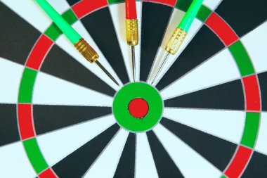 Dart hedefinde dartlar .