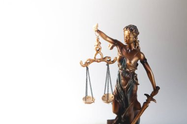 Hakim tokmağı beyaz arka planda. Hukuk ve adalet kavramı