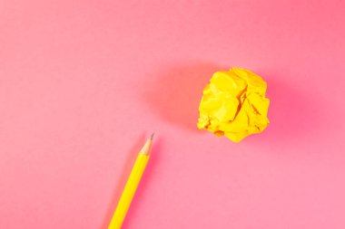 Pembe arka planda sivri uçlu sarı kalem..