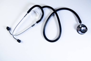 Beyaz arka planda steteskop. Beyaz arka planda tıbbi steteskop.