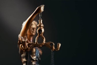 Hukuk ve Adalet kavramı. Adaletin terazisiyle yargıcın tokmağı.