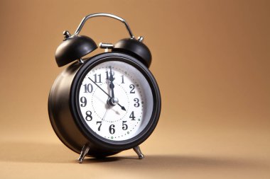 Metnin için bej arkaplan ve kopyalama alanı olan alarmlı saat