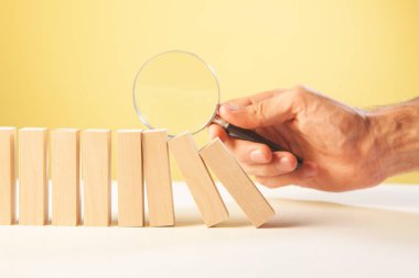 Dominoların ve büyüteçlerin kavramsal görüntüsü.