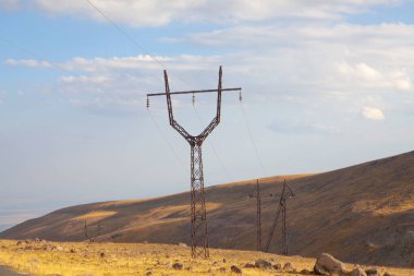 Dağlarda elektrik direkleri