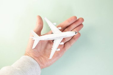 Yeşil arka planda bir uçak modeli var. Seyahat kavramı.