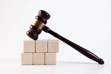 Tahta küpler ve beyaz arka planda yargıç tokmağı. Hukuk kavramı