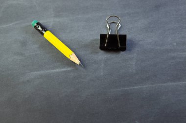 Beyaz arkaplanda kalem ve bileyici