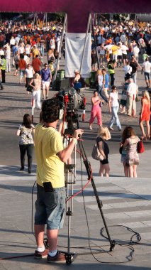 İş yerinde televizyon operatörü