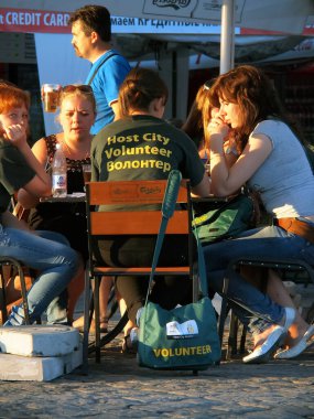 Kharkov, Ukrayna - 01 Temmuz 2012: Euro 2012 gönüllüleri su ve bira konuklarına yardım ediyor. Gönüllüler ve alkol.