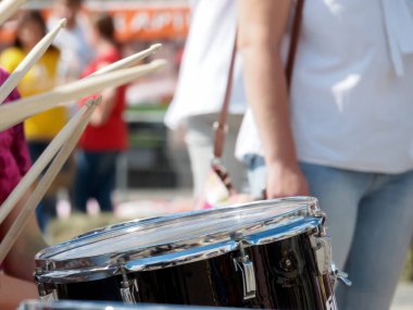 Kavram. Başarılı bir davul çalmanın en önemli şartı ritim duymaktır. Gençler güneşli bir günde bir meydanda davul çalmayı öğreniyorlar. Bazı bagetler davulun yüzeyine doğru koşuyor. Diğerleri acele etmek üzere..