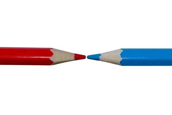 Dois lápis coloridos, vermelho e azul, apontando um para o outro ponta para — Fotografia de Stock