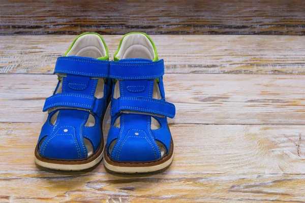 Stiefel, Kinderorthopädie. auf Holzgrund — Stockfoto