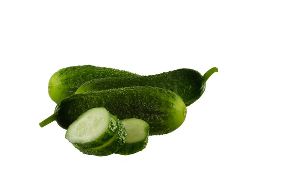 Augurken en komkommers, geïsoleerd op witte achtergrond — Stockfoto