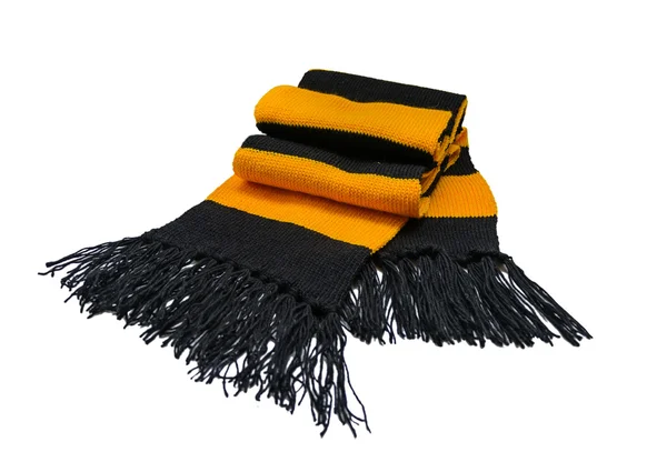 Bufanda de lana rayada de punto hilo negro y amarillo sobre fondo blanco — Foto de Stock