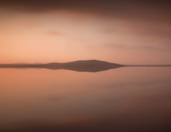 Reflet de montagne dans le lac salé rouge de Crimée — Photo