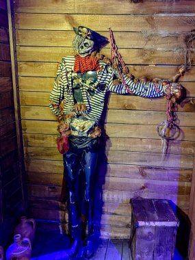 Antalya, Türkiye 31 Ocak 2023: Antalya, Türkiye 'deki Antalya Deniz Biyolojisi Müzesi' nde korsan temalı iskelet mankeni sergilendi.