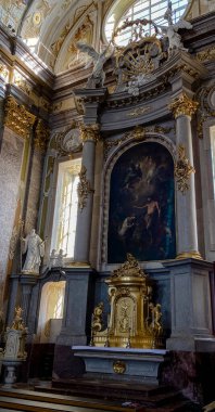 Sonntagberg, Avusturya, Aşağı Avusturya 'daki Sonntagberg Bazilikası' nda dini tablolar, mermer sütunlar ve yaldızlı sütunlarla süslü barok sunağı..