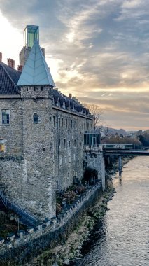 Avusturya 'nın güneyinde Waidhofen an der Ybbs' da Ybbs Nehri boyunca tarihi taş bina ve kule. Eski Avrupa mimarisi ve nehir manzarasının manzarası.